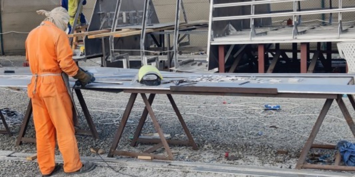 How Aluminum Barge Builders Are Redefining Marine Transport Standards