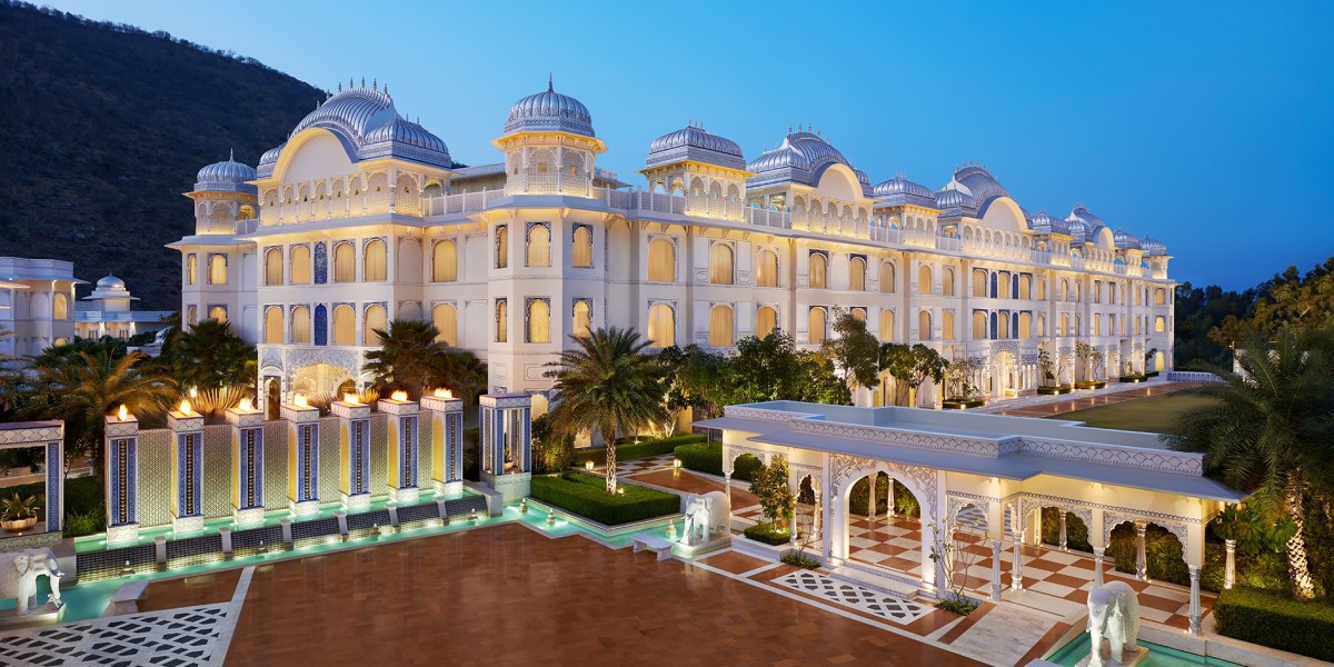 Unveil the Maharaja's Secret Path: Luxury India Tours from Snow to SpiceLuxury India Tours: Where Snowflakes Meet S