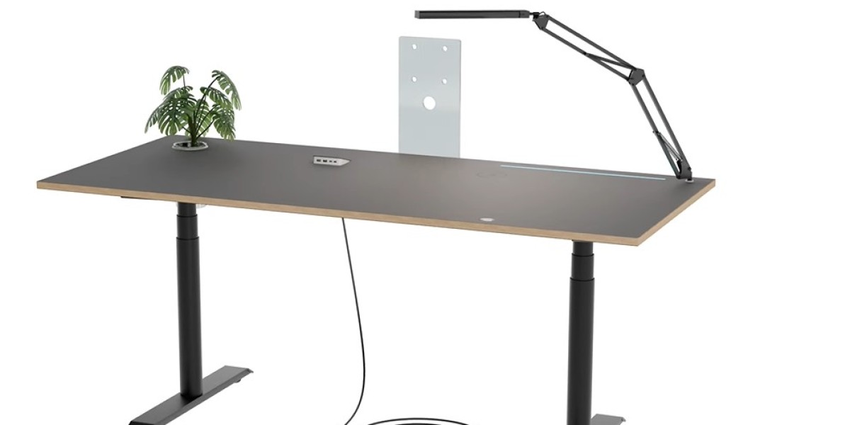 Minimalistisches Bürodesign mit einem Kabelmanagement-Schreibtisch